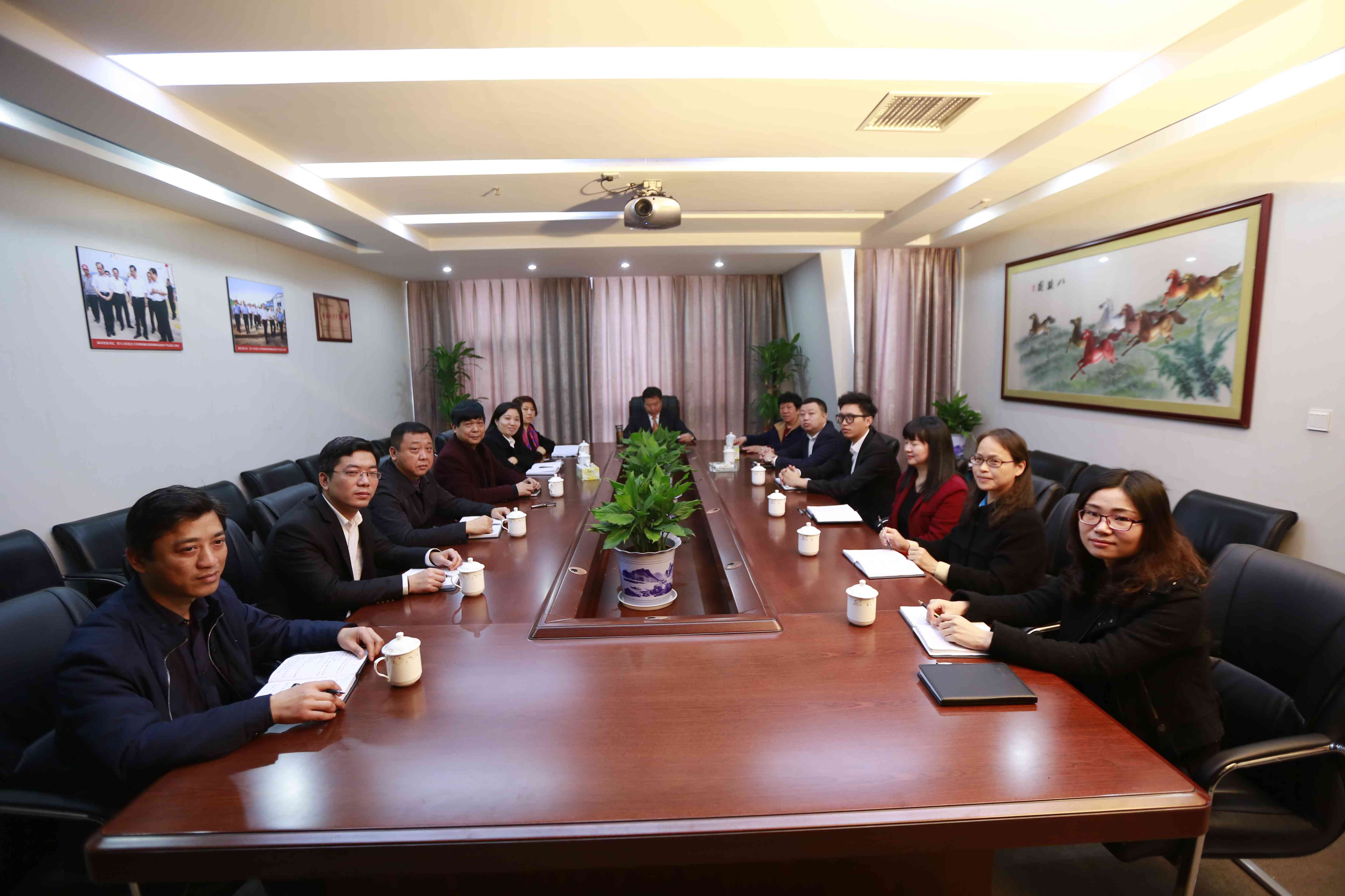 2016.4 董事长在集团办召开会议_副本.jpg